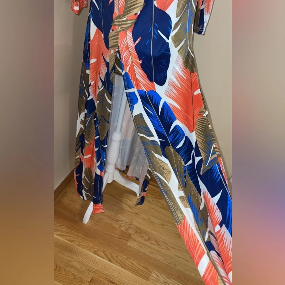 Women’s Beach Casual Dress Size Medium Floral Leaves Vibrant Color 2 Front Slits
